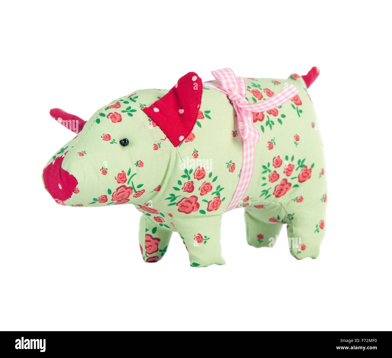 Divertido juguete artesanal cerdo aislado en blanco, tela de patrón Foto de stock