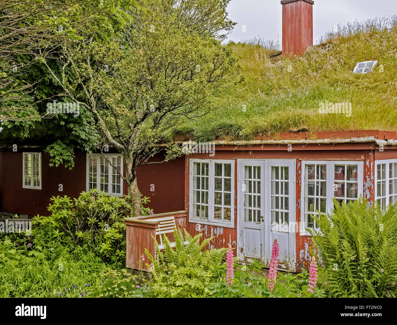 Casa con techo de césped Tórshavn Faroe Islands Foto de stock