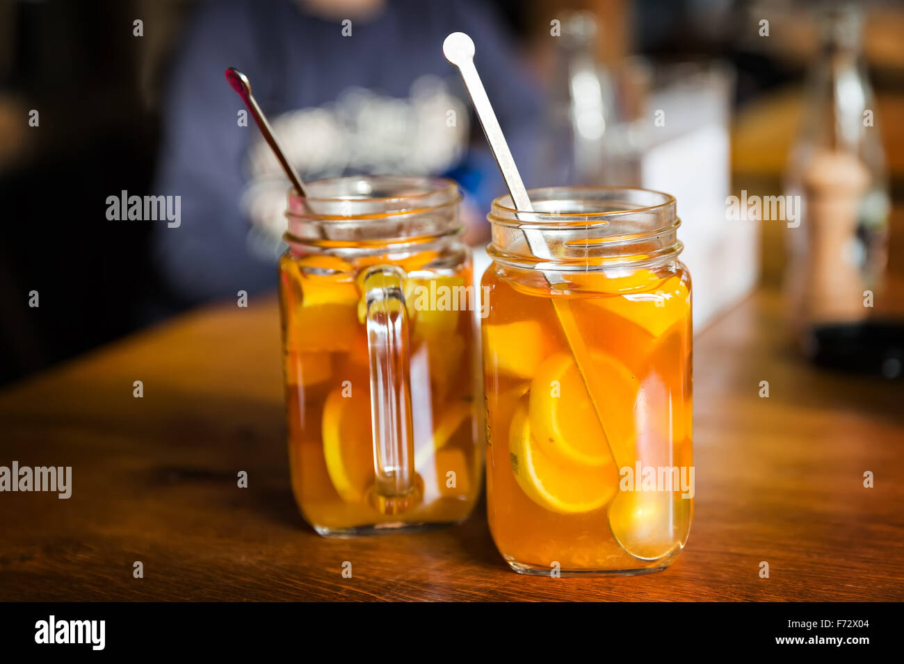 Té de frutas servido en una jarra Foto de stock