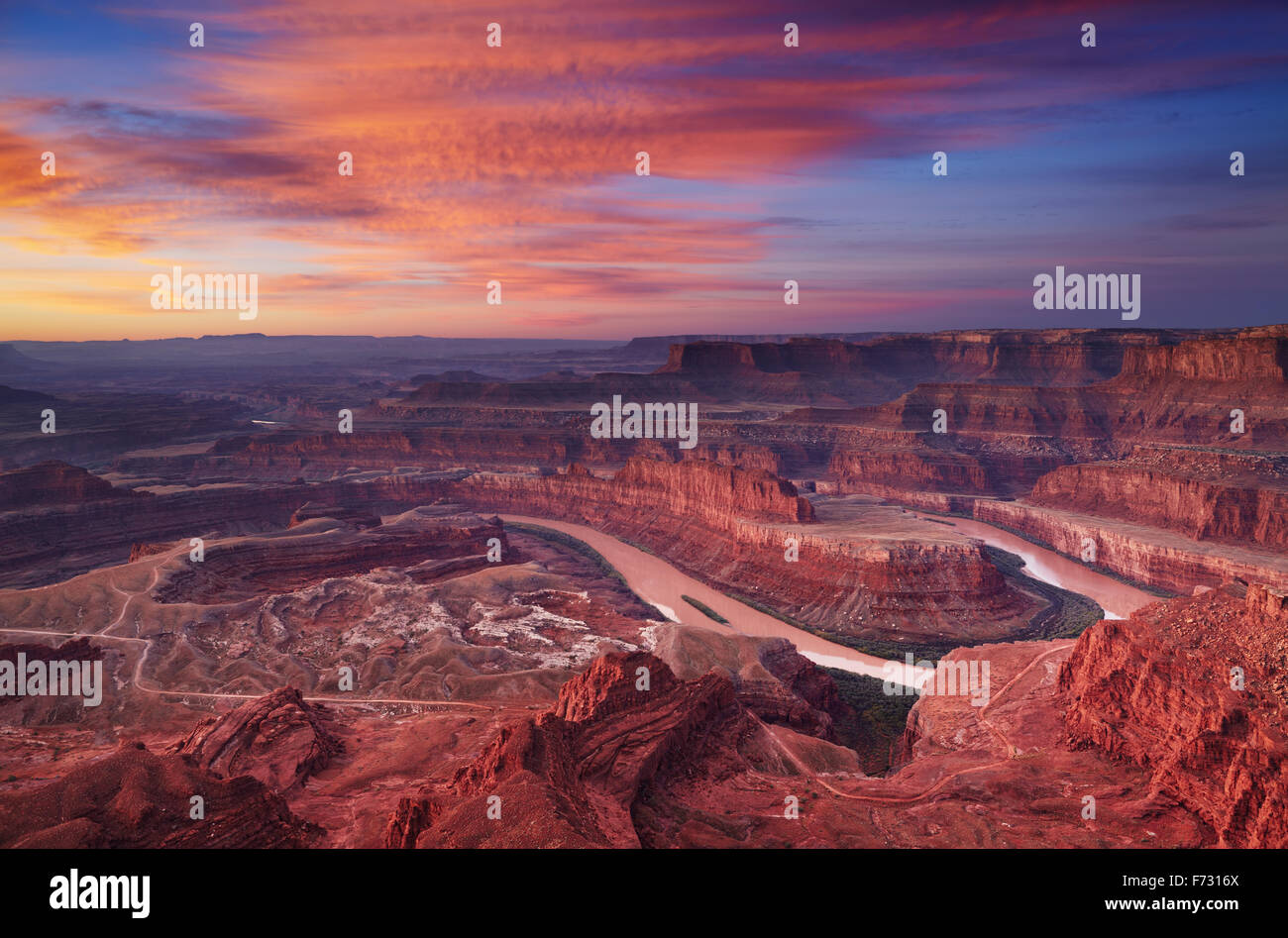 Colorido amanecer en Dead Horse Point, Río Colorado, Utah, EE.UU. Foto de stock
