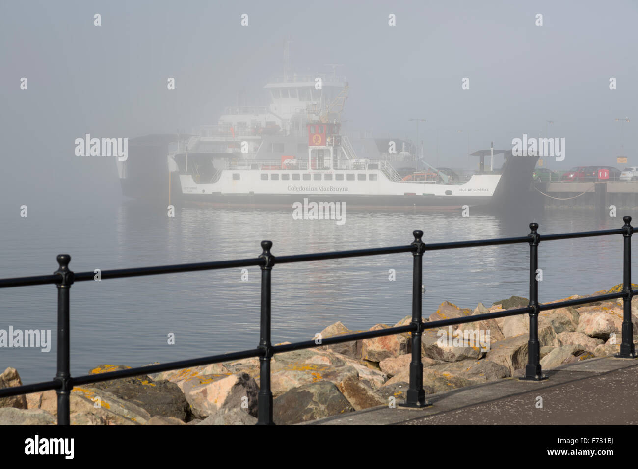 MacBrayne Ferries de Caledonian atado en el puerto de Largs en el Firth de Clyde en North Ayrshire debido a la niebla, Reino Unido Foto de stock