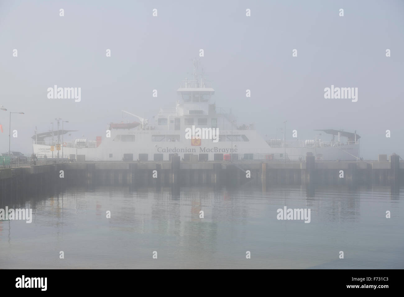 MacBrayne Ferry Caledoniano atado en el puerto de Largs en el Firth of Clyde en North Ayrshire debido a la niebla, Reino Unido Foto de stock