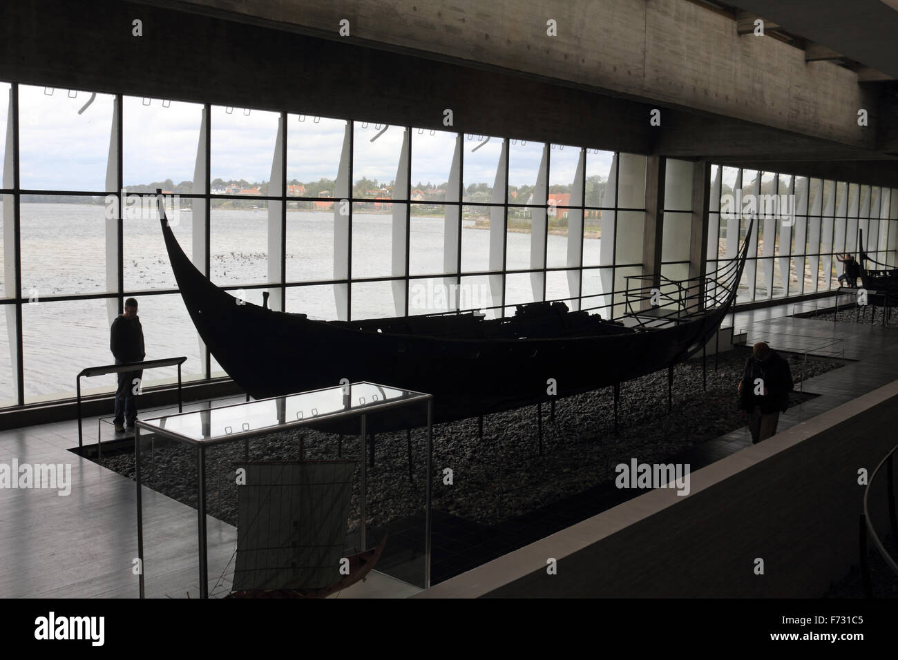 El Museo de Barcos Vikingos en Roskilde es el museo nacional de Dinamarca para buques, domina el fiordo de Roskilde, y fue construido en 1969. Foto de stock