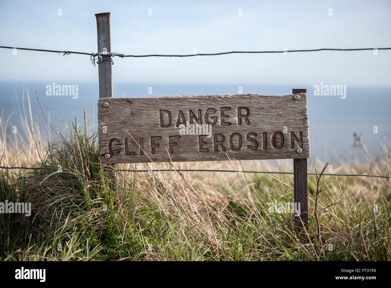 Señal de advertencia de peligro de erosión Acantilado de Beachy Head, Eastbourne, East Sussex, Inglaterra, Reino Unido. Foto de stock