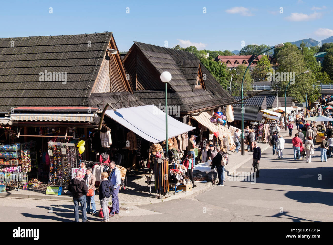 Alta Vista de tiendas y puestos de mercado con multitud de compradores en la calle Krupowki, Zakopane, Condado de Tatra, en Polonia, Europa Foto de stock