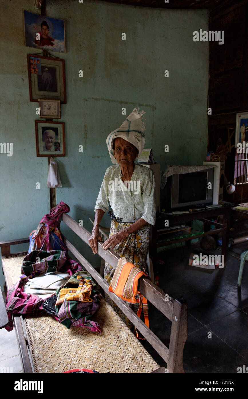 La vieja señora en casa de aldea, en Bagan, Myanmar. Foto de stock