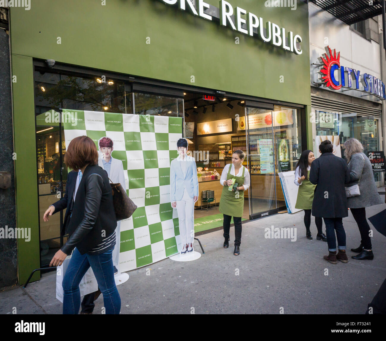 Una rama de los cosméticos y productos de belleza coreana cadena, República de la naturaleza, se abre en Nueva York el viernes, 13 de noviembre de 2015. (© Richard B. Levine) Foto de stock