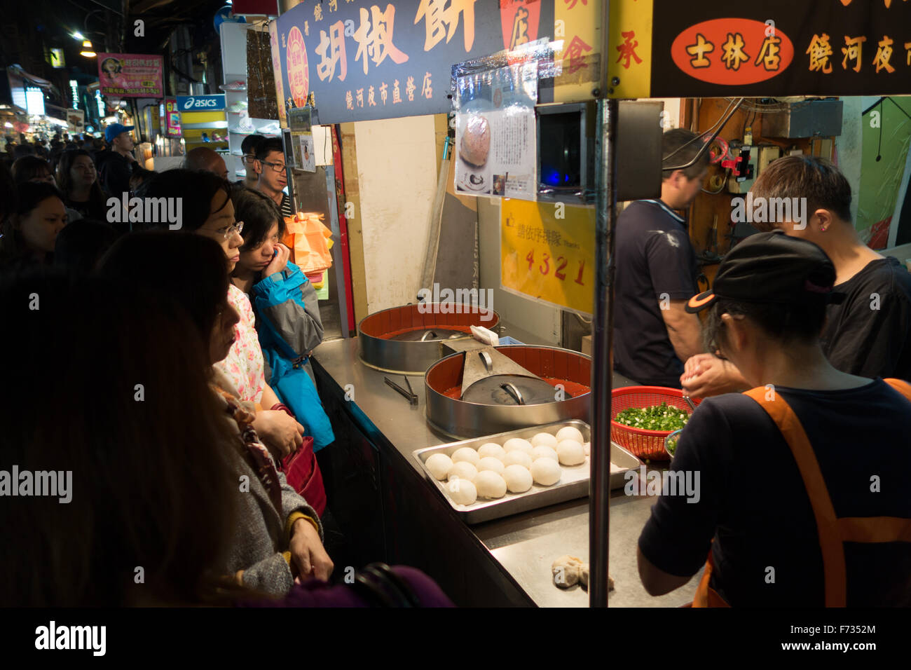 El mercado nocturno de comida asiática calle multitud Foto de stock