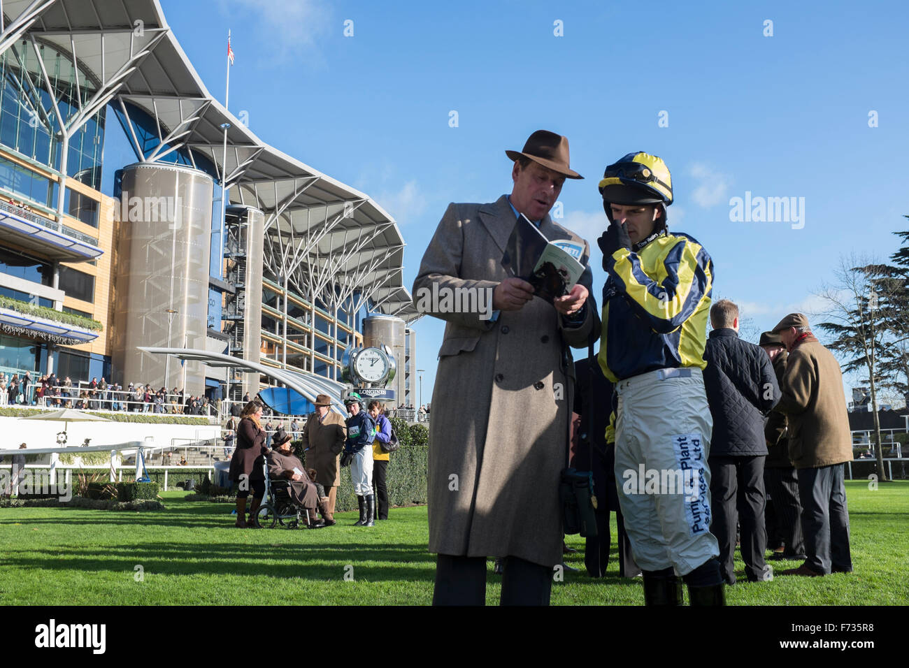 Ascot raceday, 21 de noviembre de 2016. Caballo de carreras propietarios con sus jinetes en el desfile el anillo antes de la carrera. Foto de stock