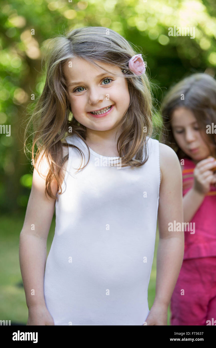 Dos niñas sonrientes en una fiesta en el jardín. Foto de stock