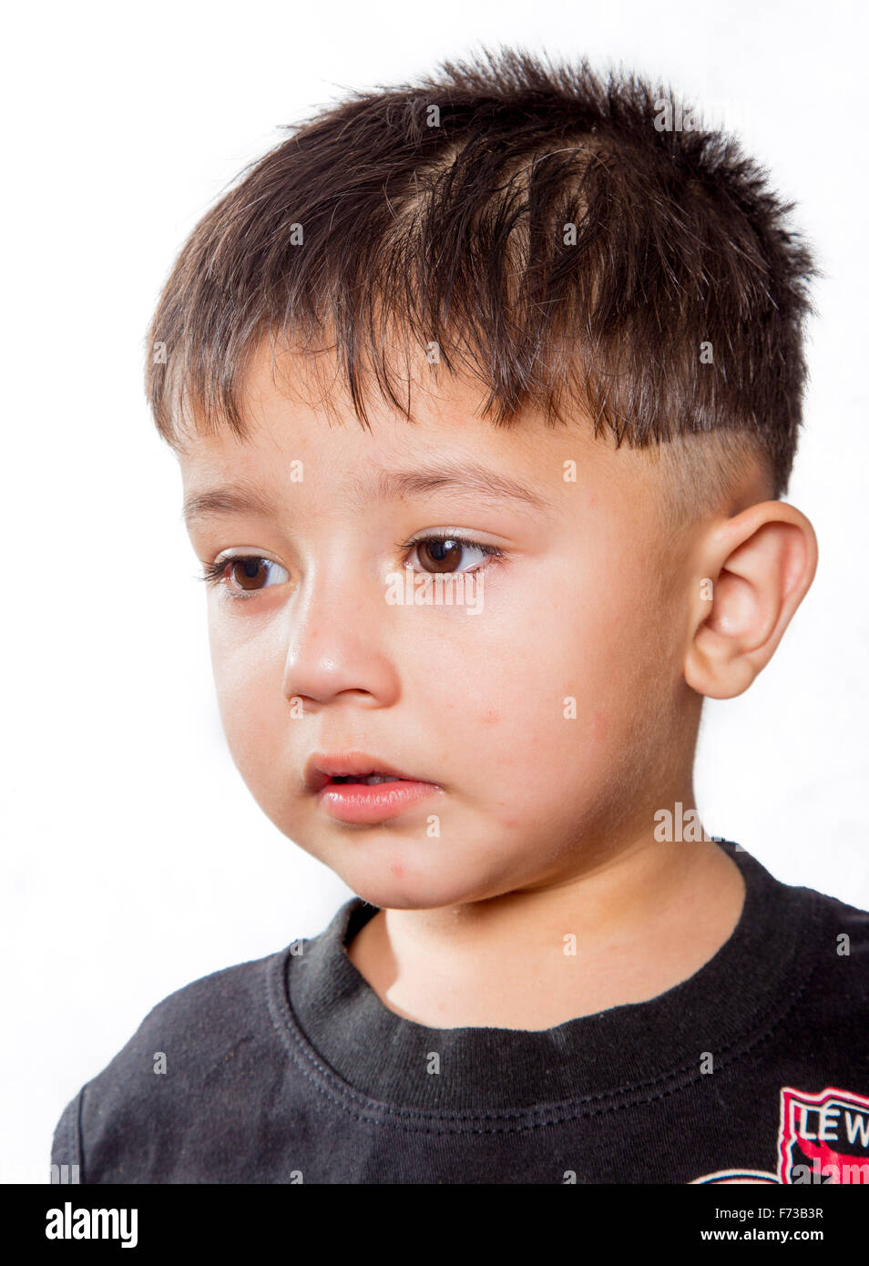 Retrato de niño pequeño fondo urbano con corte de pelo moderno Foto de stock
