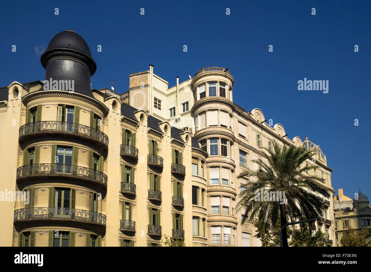 Grandes edificios en la Avenida Diagonal, en la ciudad de Barcelona, Cataluña, España Foto de stock