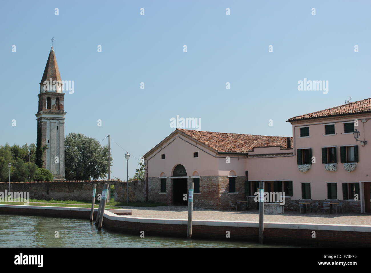Una iglesia en una calle vacía, Venecia, Italia Foto de stock