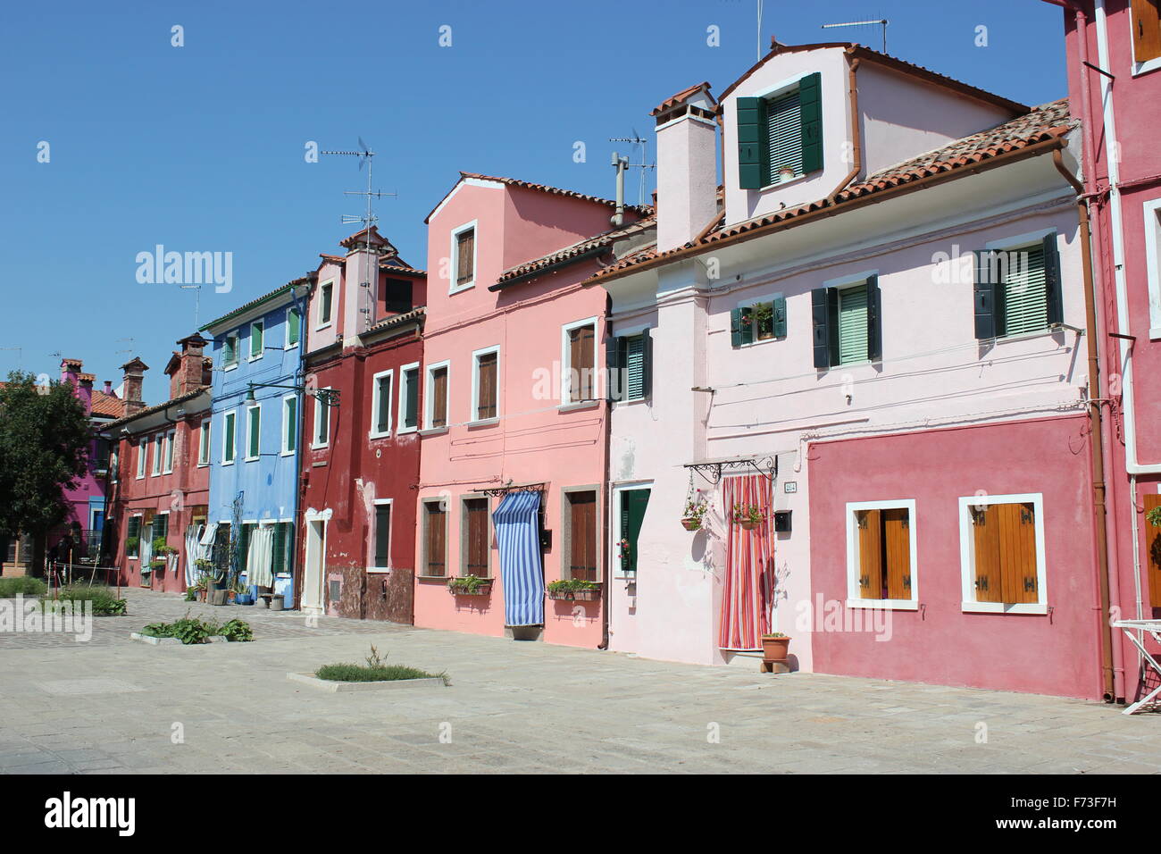 Casas en un cuadrado vacío, Venecia, Italia Foto de stock