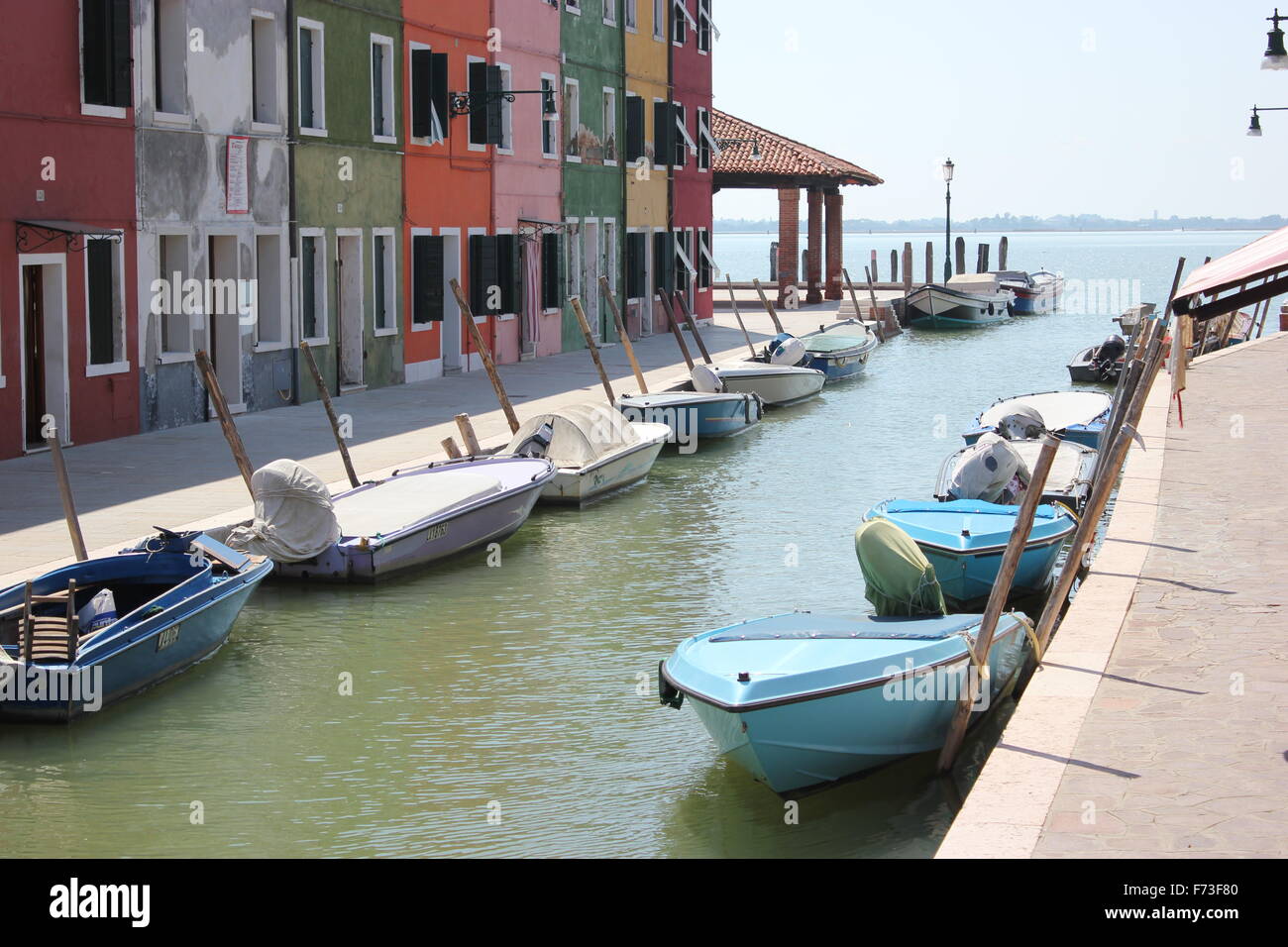 Barcos en una de las calles vacías en Venecia, Italia Foto de stock