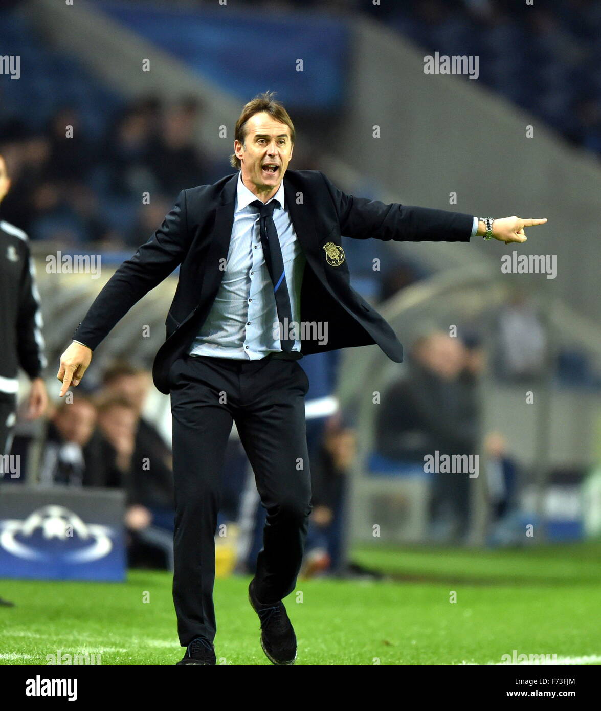 Porto, Portugal. 24 Nov, 2015. Lopetegui, head coach de reacciona durante la final de la UEFA Champions League Grupo G del partido de fútbol entre Porto y Dinamo de Kiev