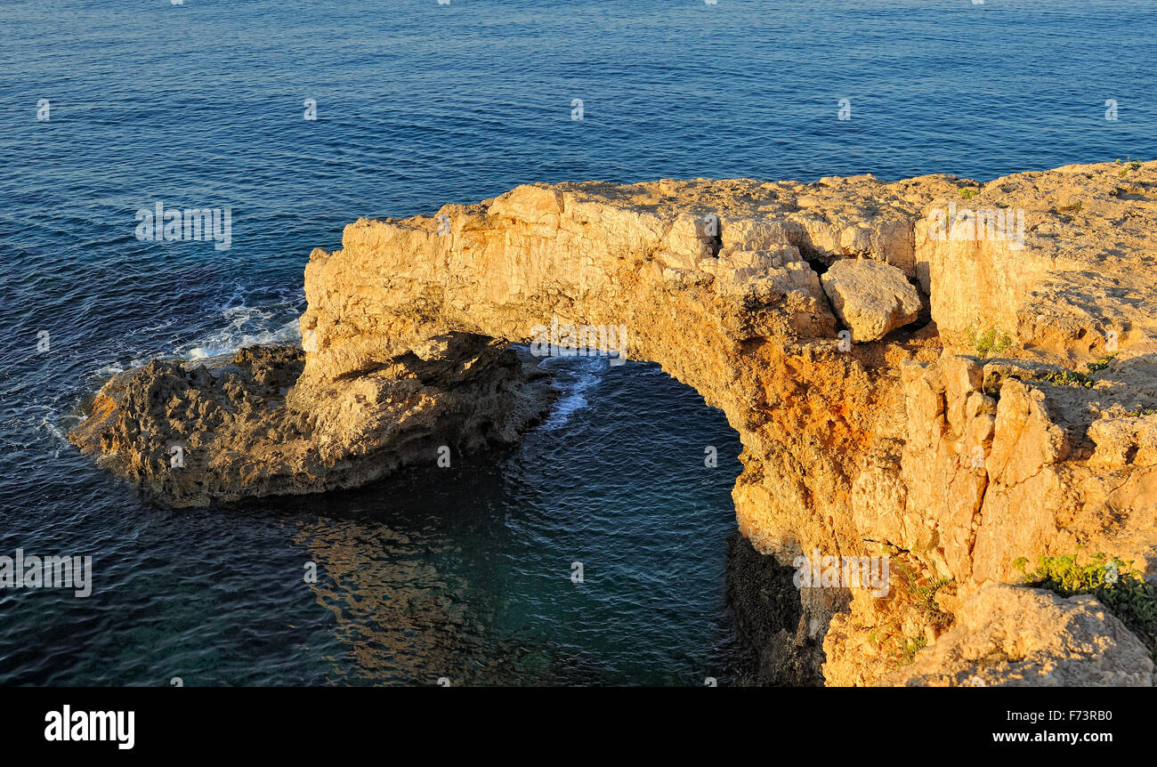 Puente amorousness en la costa mediterránea Foto de stock