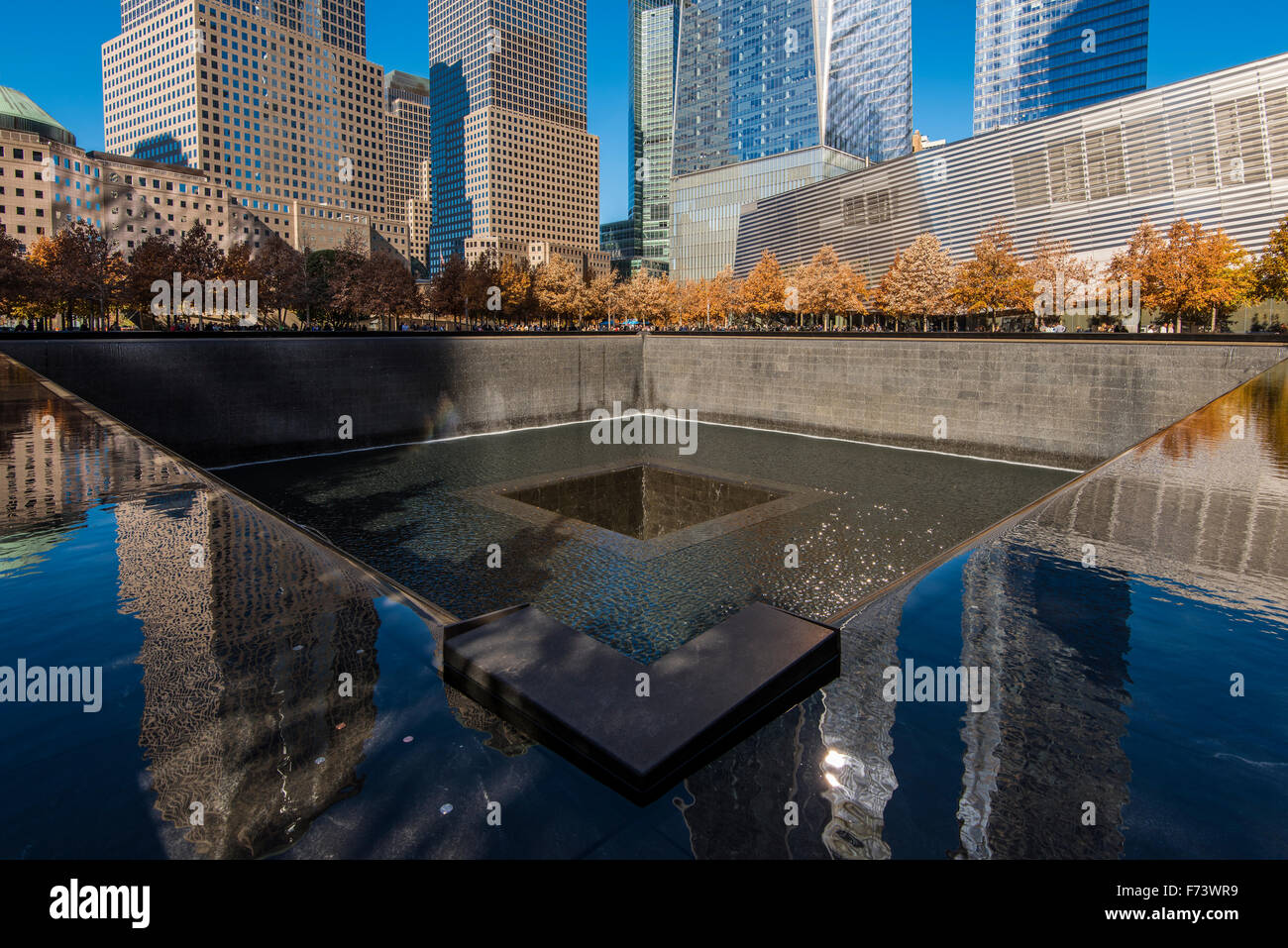 Sur de la Piscina Nacional & Museo Memorial del 11 de septiembre con One World Trade Center detrás, Lower Manhattan, Nueva York, EE.UU. Foto de stock