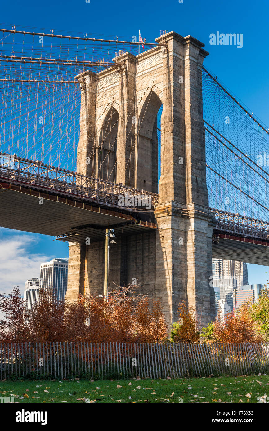 Vista de ángulo bajo el Puente de Brooklyn, Brooklyn, Nueva York, EE.UU. Foto de stock
