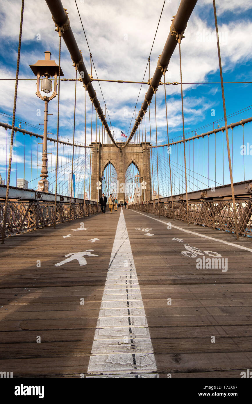 Pasarela peatonal en el puente de Brooklyn, Nueva York, EE.UU. Foto de stock