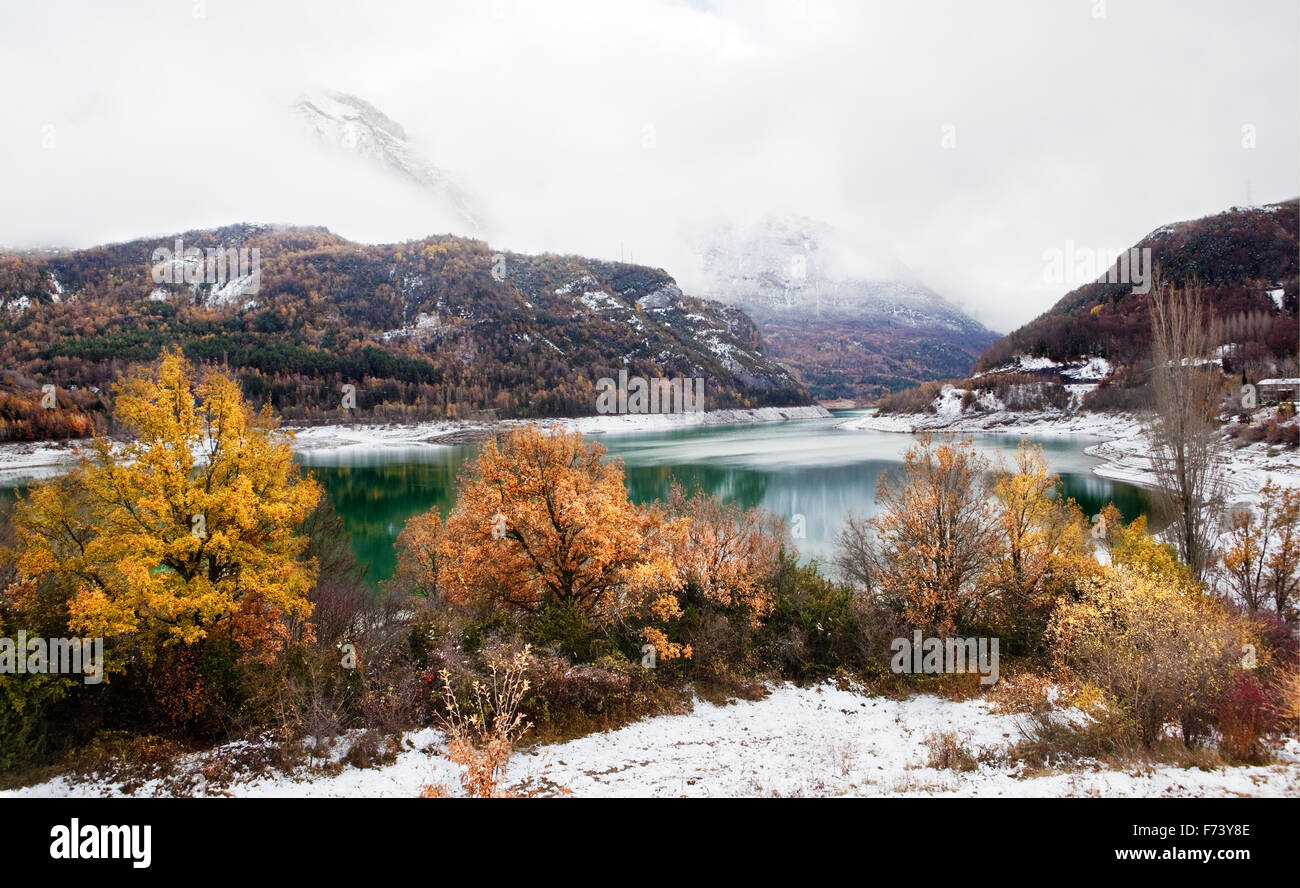 Paisaje de las montañas nevadas y marsh Foto de stock