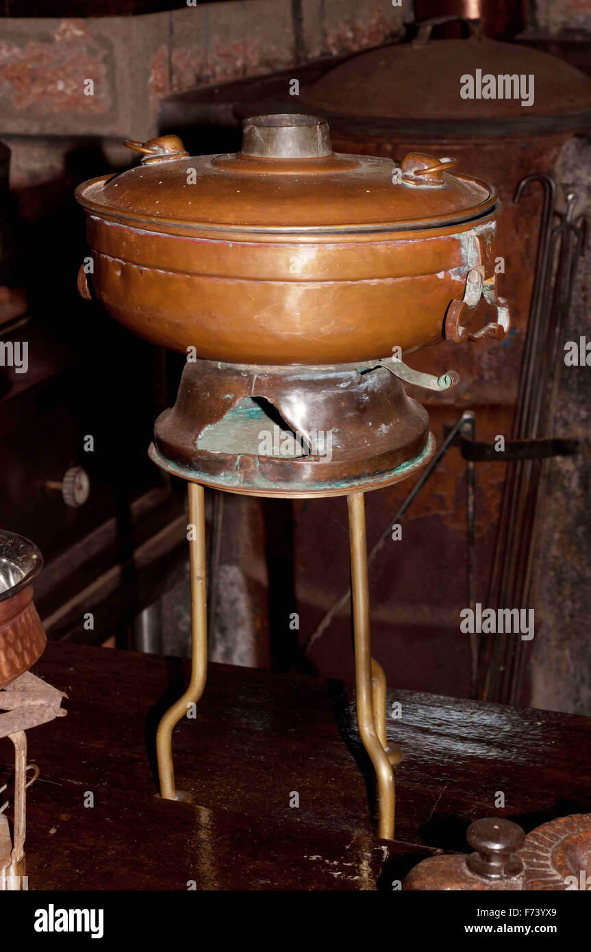 Estufa De Latón Fotos e Imágenes de stock - Alamy