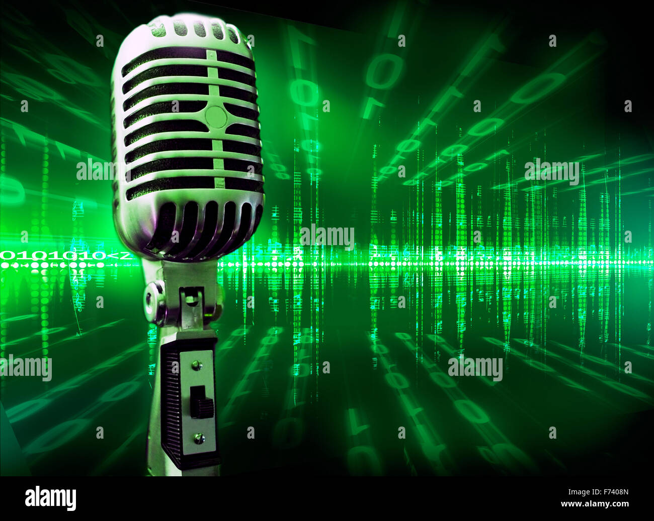 Tecnología de fondo musical con micrófono y pantalla Fotografía de stock -  Alamy