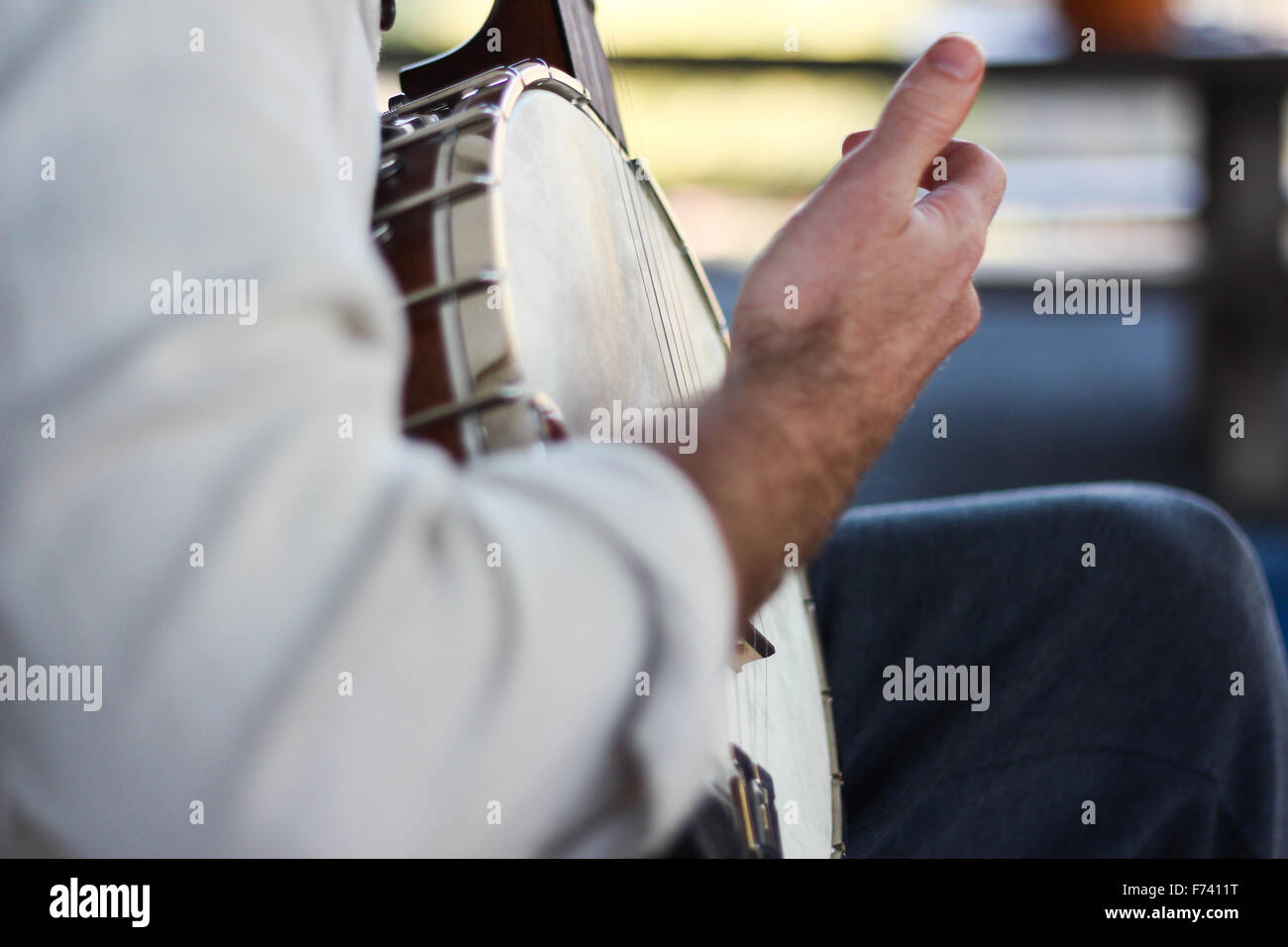 Acción de cerca la foto de un chico jugando afuera de banjo. Foto de stock