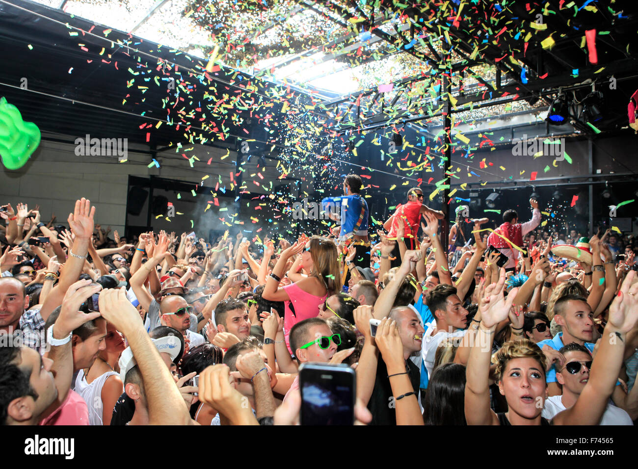 Multitud en el baile después de horas de Fiesta Club Elrow Barcelona Foto de stock