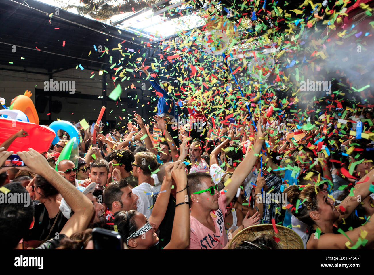 Multitud en el baile después de horas de Fiesta Club Elrow Barcelona Foto de stock