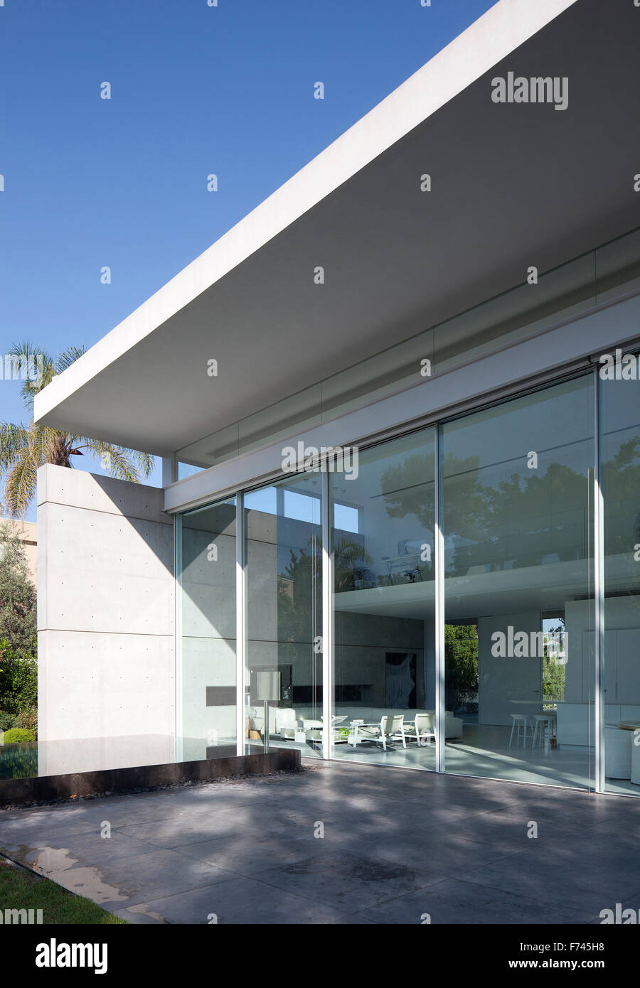 Doble altura con fachada de moderno de la casa blanca, Israel, Oriente  Medio Fotografía de stock - Alamy