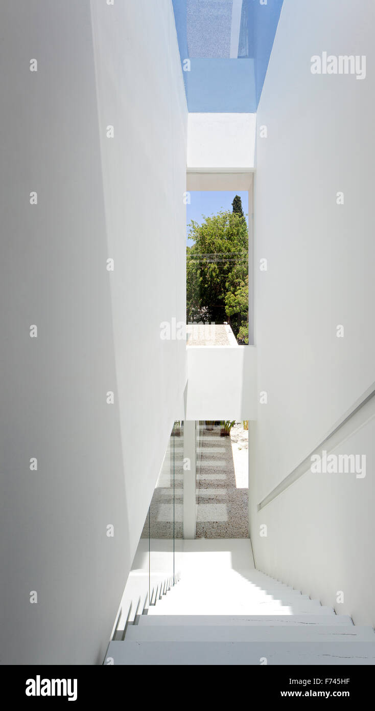 Vista elevada de escalera interior en la moderna casa blanca, Israel, Oriente Medio Foto de stock