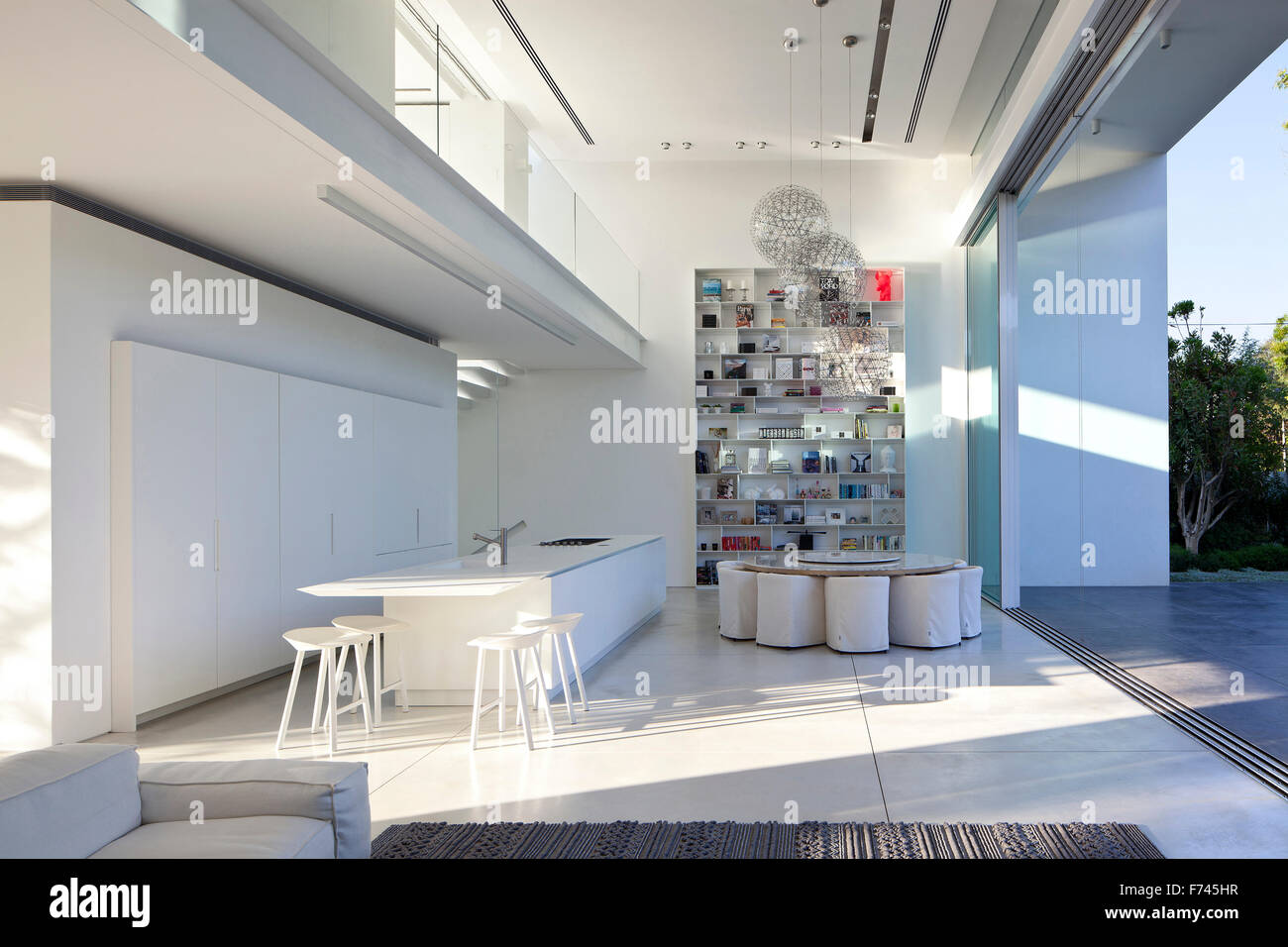 Plan abierto, comedor y zona de cocina con estantes en la moderna casa blanca, Israel, Oriente Medio Foto de stock