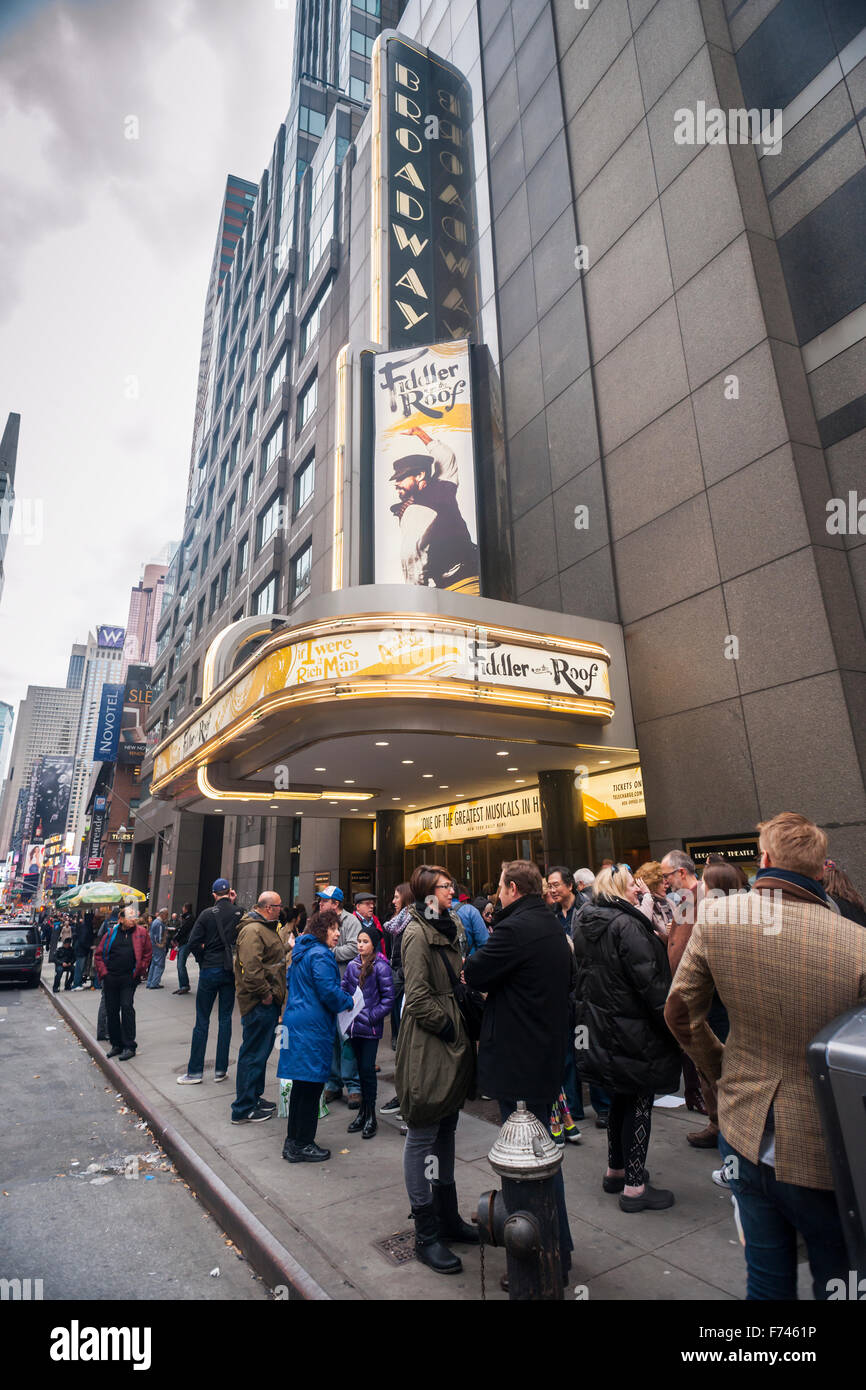 Los espectadores de teatro Broadway llegan al teatro en Broadway en Nueva York, donde el violinista en el tejado es musicales en las previsualizaciones, el domingo, 22 de noviembre de 2015. (© Richard B. Levine) Foto de stock
