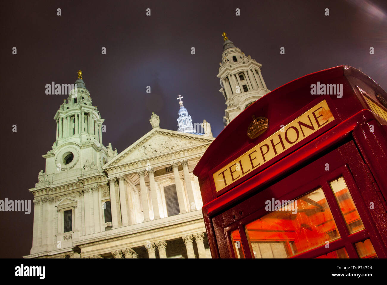 La Catedral de St Paul y el cuadro Teléfono rojo por la noche, Londres, Inglaterra Foto de stock