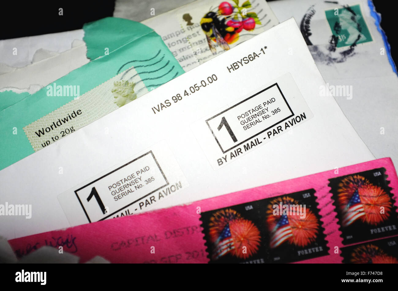 Sellos de correo británico y estadounidense sobre las cartas entregadas a Canadá. Foto de stock