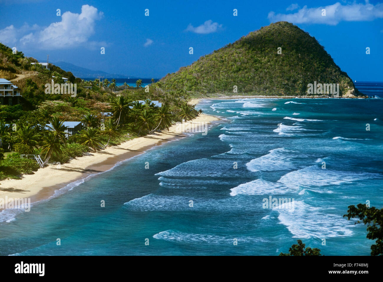 Caribe, Islas Vírgenes Británicas, Tortola, Long Bay beach y poco Pan de Azúcar Foto de stock