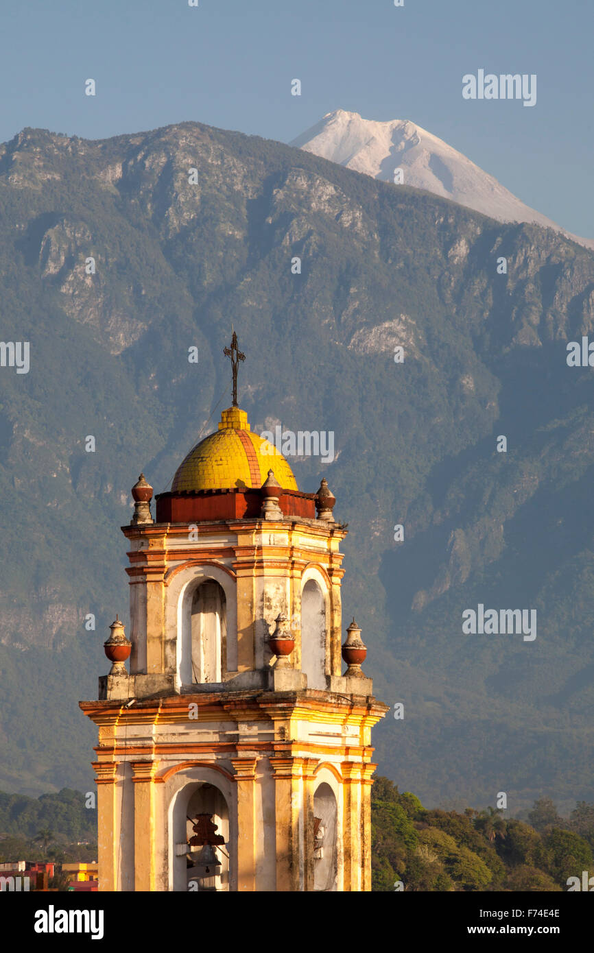 La torre de la Iglesia con la punta del Monte Orizaba en el fondo, Orizaba, Veracruz, México. Foto de stock