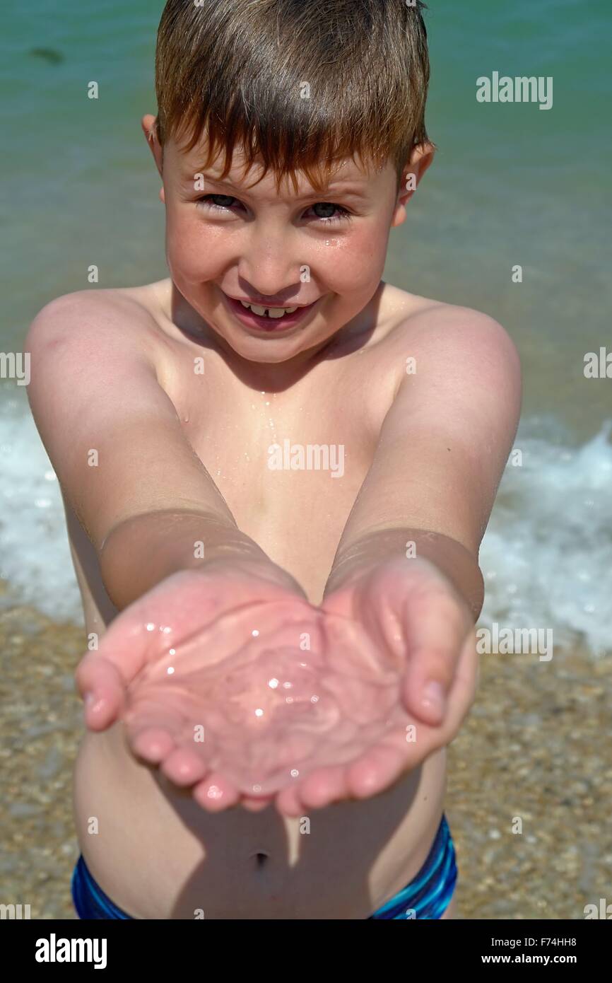 Niño con una medusa Foto de stock