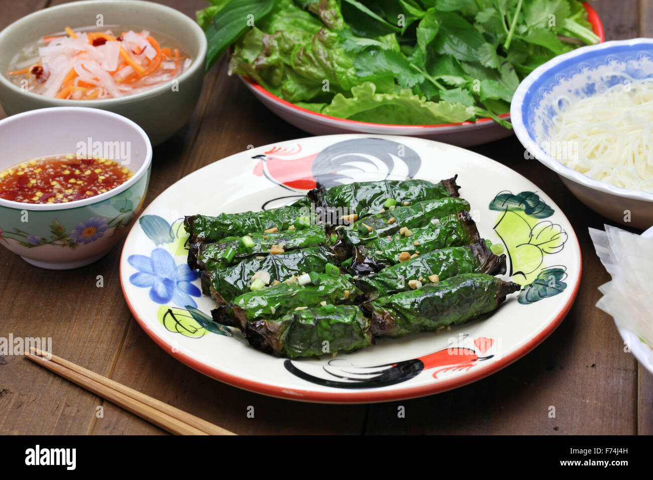 Carne picada de ternera asado envuelto en hojas de betel, cocina vietnamita, thit bo nuong la lot Foto de stock