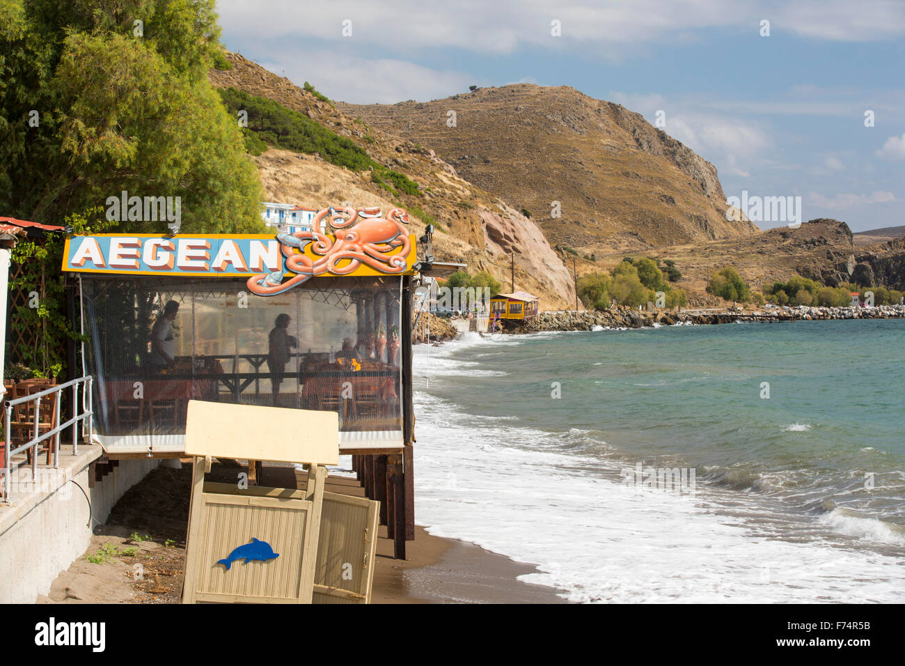 Una taverna sobre el mar, en Skala Eresou, en Lesvos, Grecia. Foto de stock