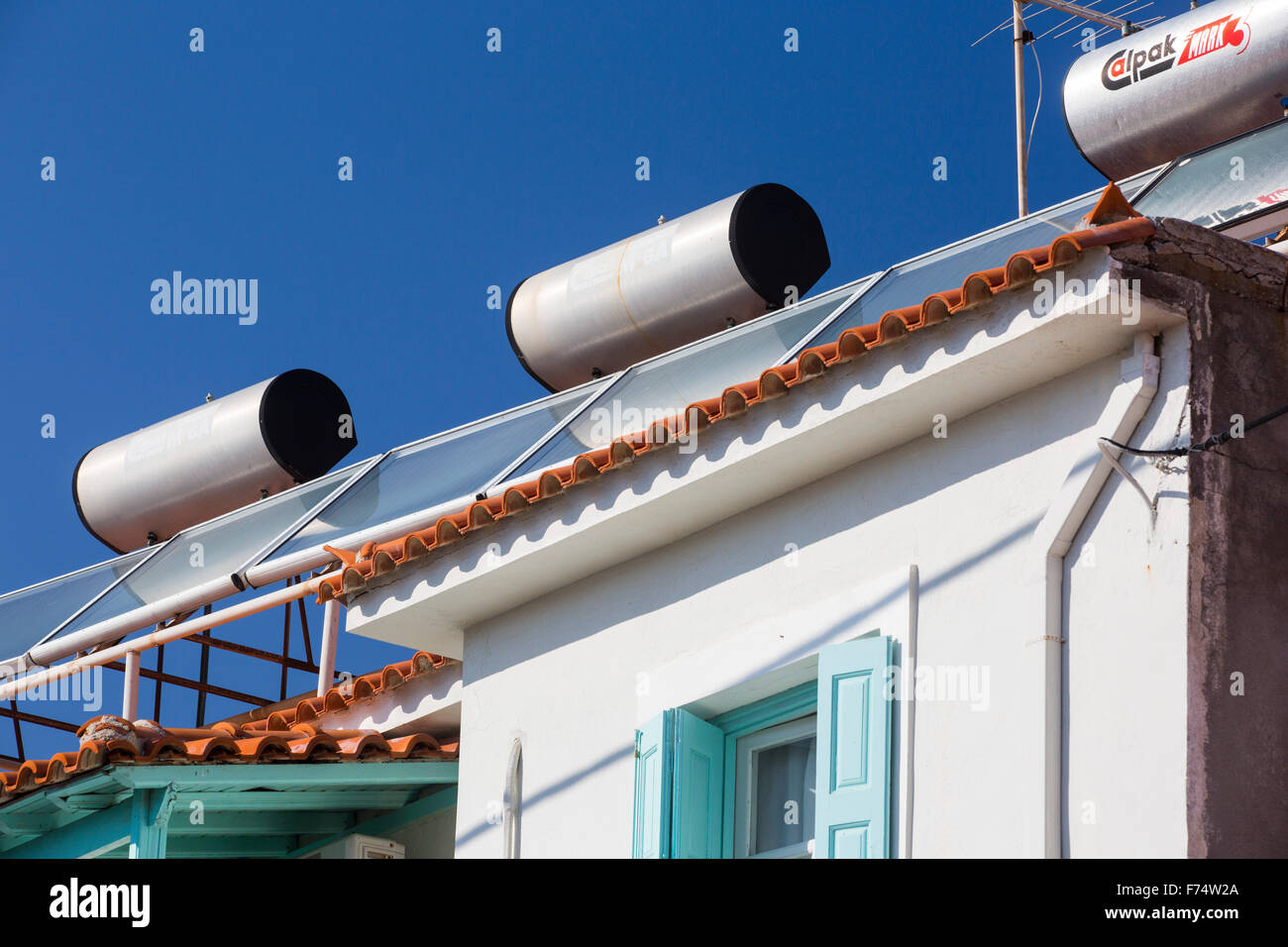 Alojamiento con paneles solares para calentar el agua termal en el techo, en Skala Eresou, en Lesvos, Grecia. Foto de stock