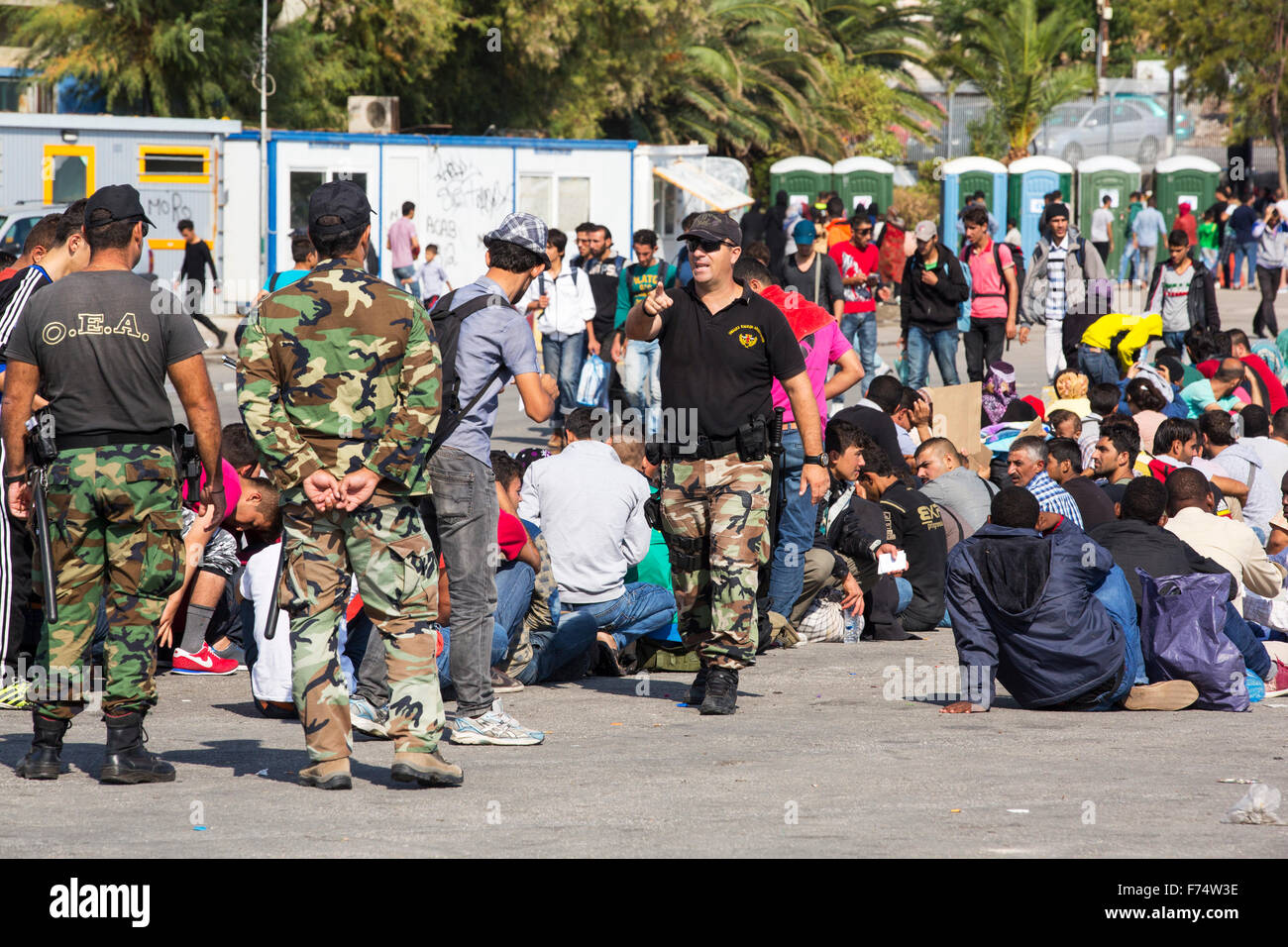Migrantes sirios que huían de la guerra y escapar a Europa, que han desembarcado en la isla griega de Lesbos, en la costa norte a Efth Foto de stock