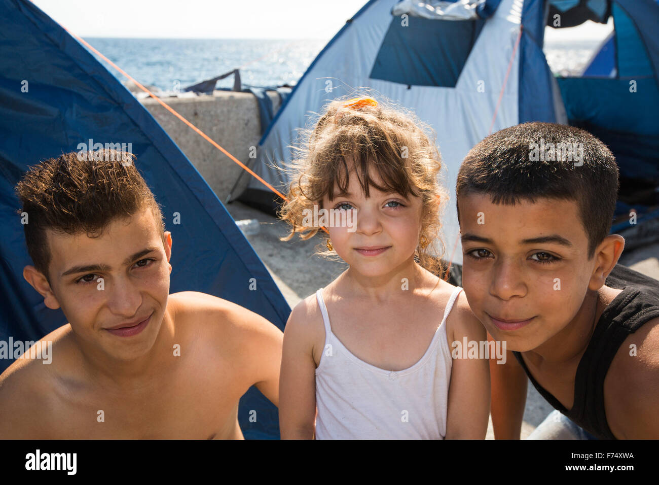 Migrantes sirios que huían de la guerra y escapar a Europa, que han desembarcado en la isla griega de Lesbos, en la costa norte de EFT Foto de stock