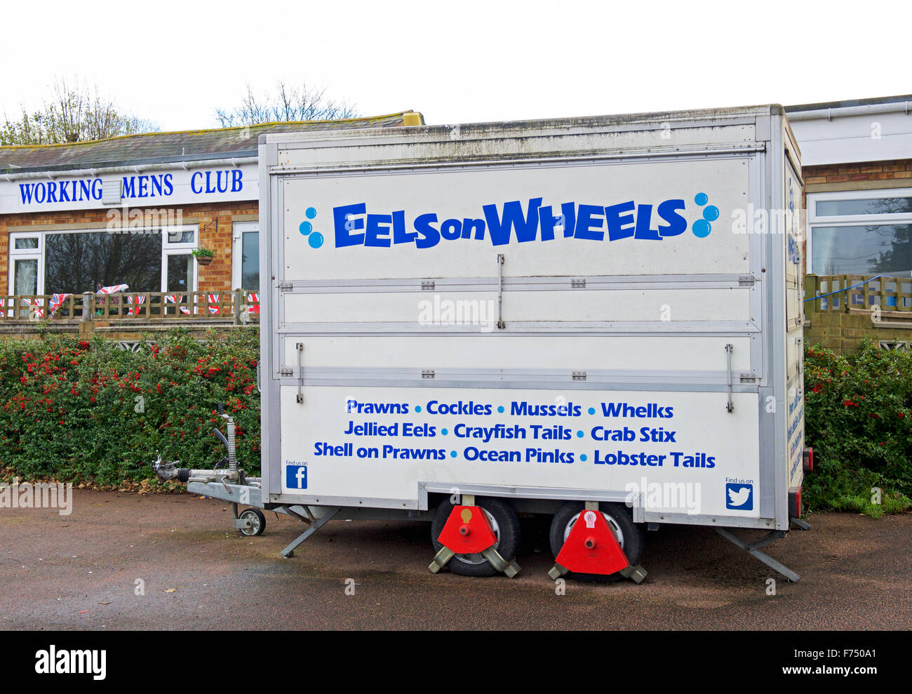 Puesto de comida - anguilas sobre ruedas - aparcamos fuera Working Mens Club, isla de Sheppey, Kent, Inglaterra Foto de stock