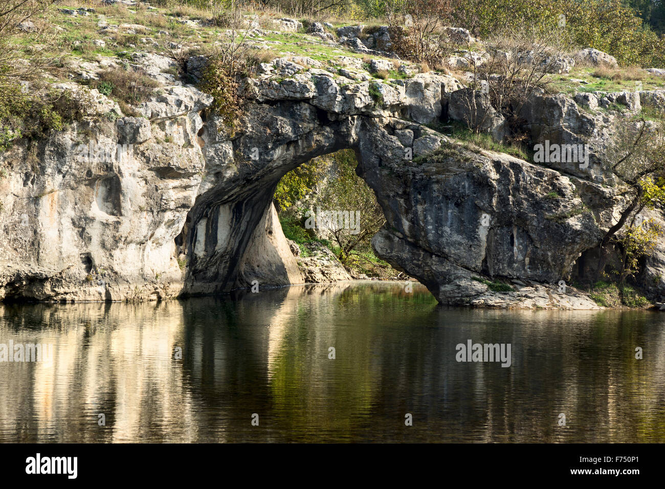 El Agujero - formación rocosa situada en el norte de Bulgaria. Foto de stock