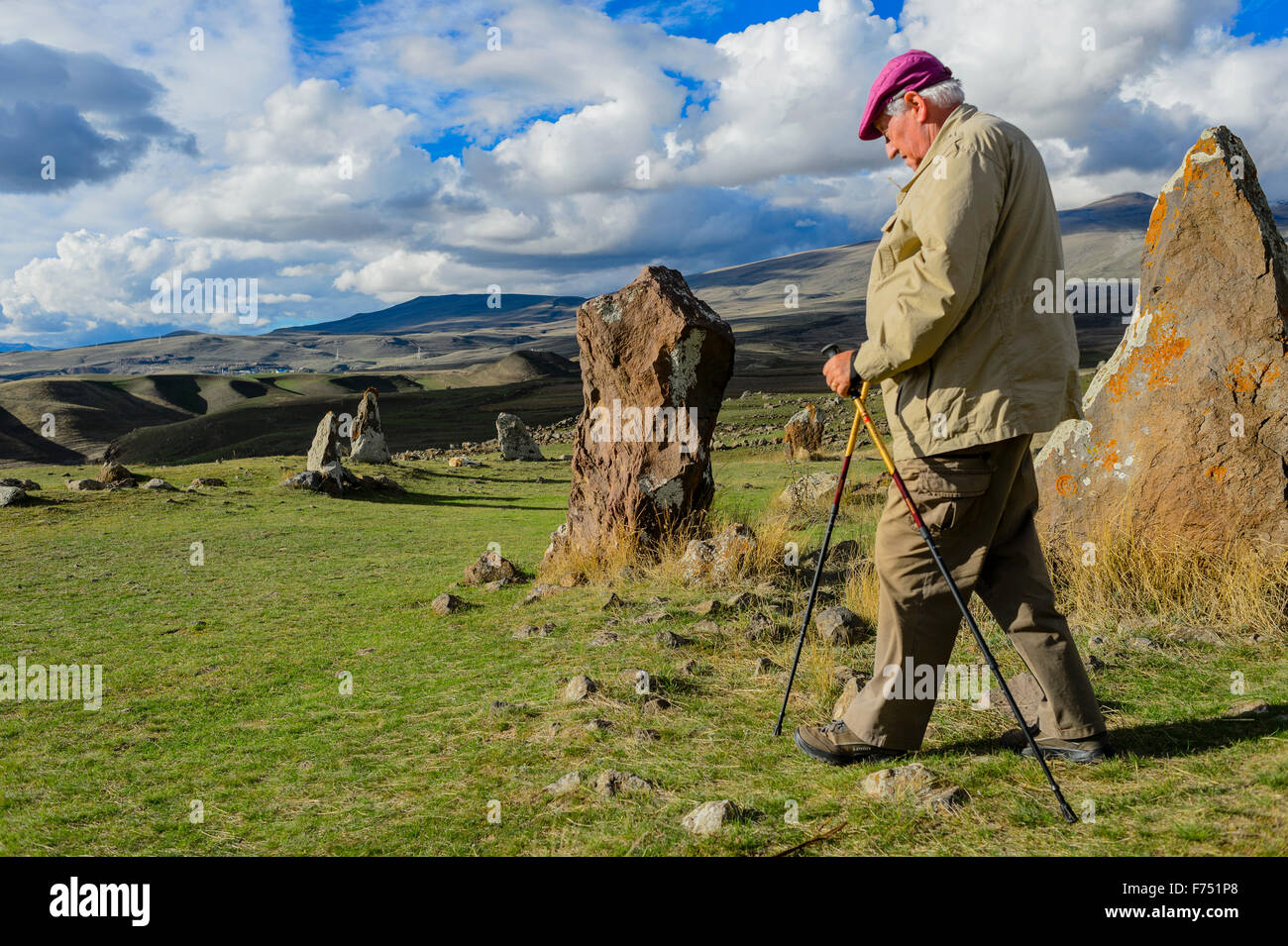 Hombre caminando alrededor de Karahunj sitio en Armenia Foto de stock