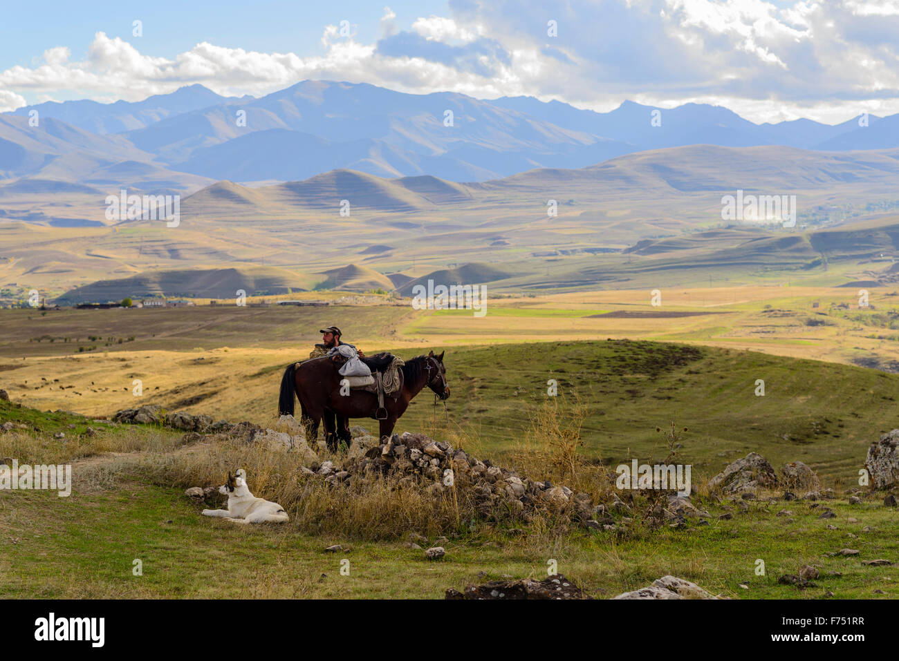 El hombre alrededor de Karahunj en Armenia Foto de stock
