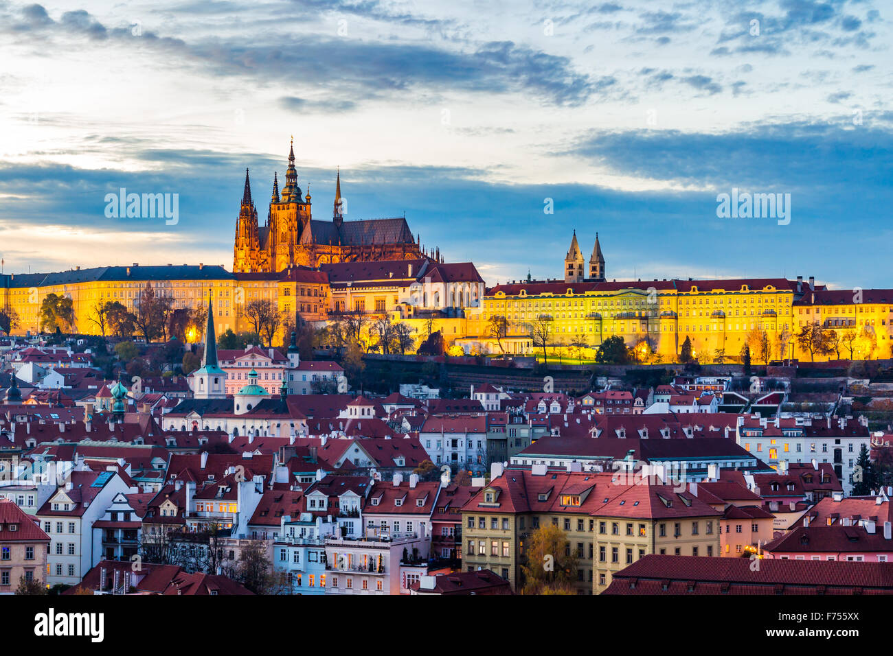 Paisaje con el castillo de Praga y Puente de Carlos al atardecer, República Checa Foto de stock