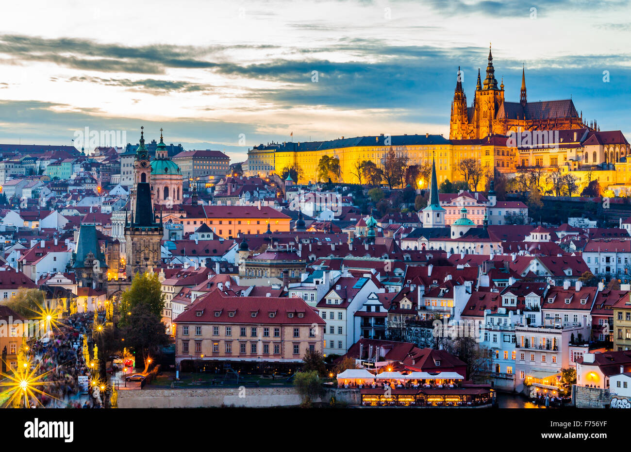 Paisaje con el castillo de Praga y Puente de Carlos al atardecer, República Checa Foto de stock